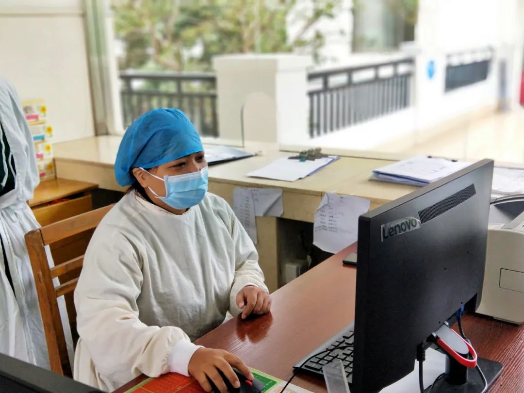 她从节前就奋战在一线记北海市结核病防治院结核病一病区护士长潘承燕