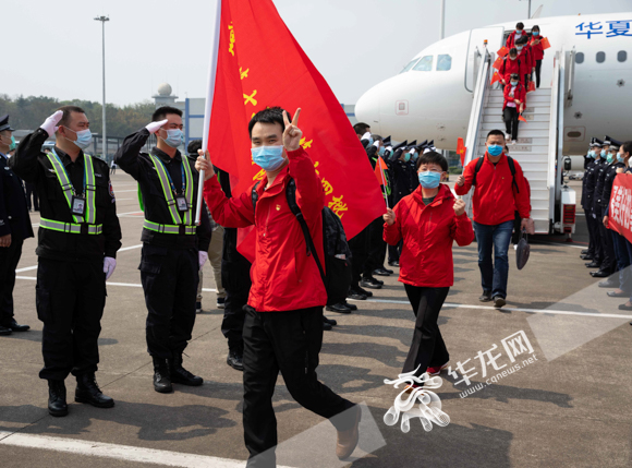 春風十里只為迎你記重慶支援武漢醫療隊359名隊員回家