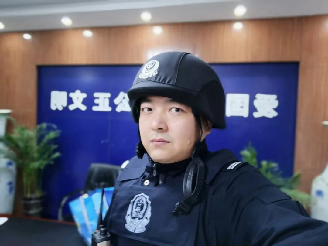 小家大爱故事汇02梁利华家庭心手相牵抗疫情只为一身藏青蓝