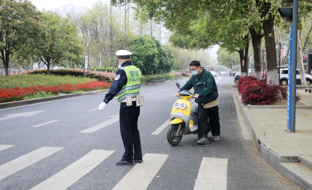 电动车逆向行驶