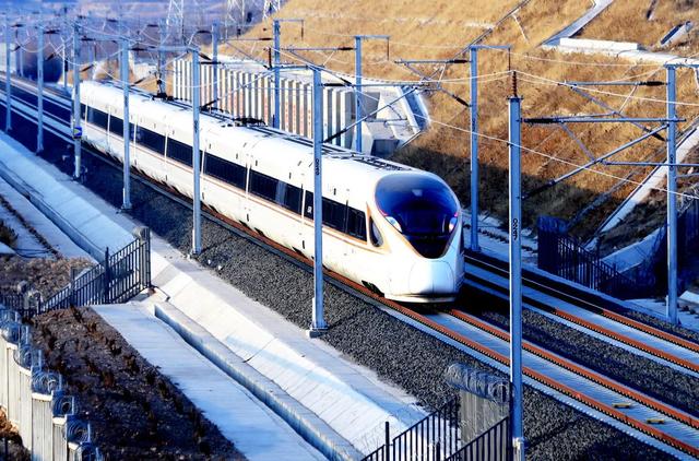 2020年3月5日,一列复兴号动车组在河北省张家口市宣化区八里村隧道段