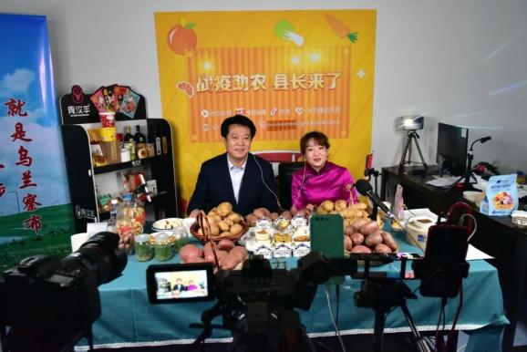 商都县政府县长曹凯宏为家乡美食打call.记者 张晓鹏 摄