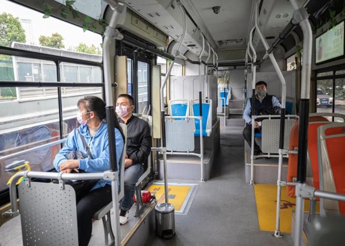 恢复运营的brt1公交车上,乘客并不多.乘客下车前,均须扫描健康码.