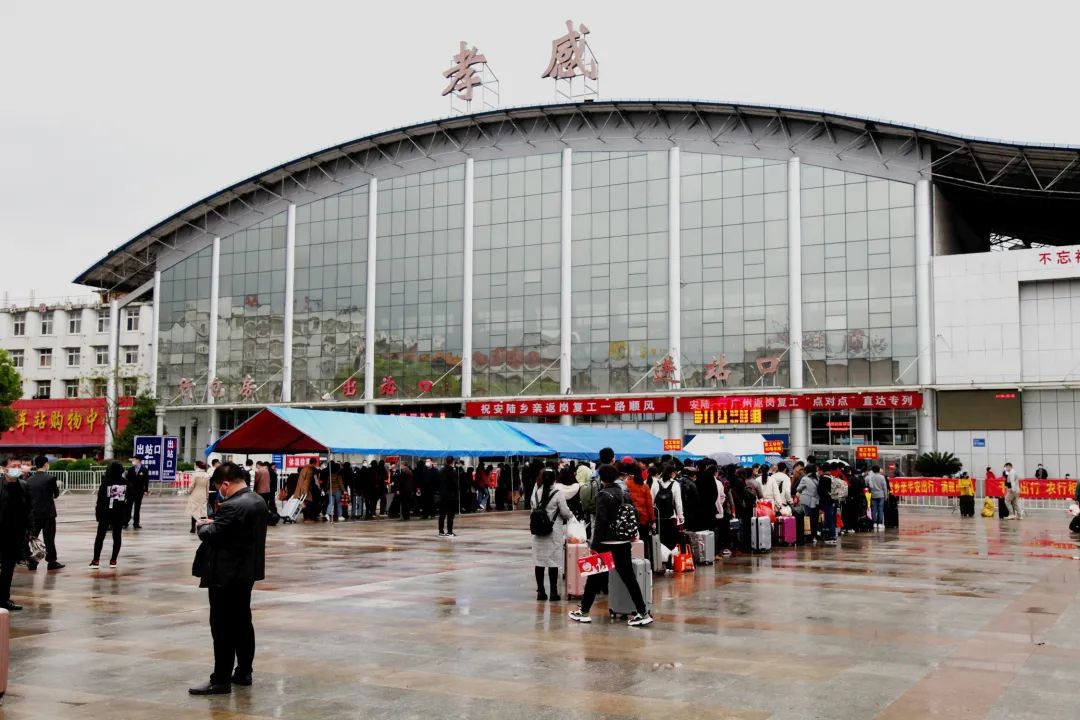 今天孝感站的到发列车有30多趟,对于铁路工作人员来说,这是异常忙碌的