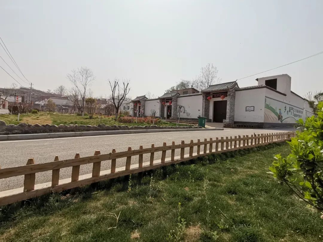 在美丽乡村建设中，养马村坚持以豫西民居建筑风格为引领，突出灰、白色