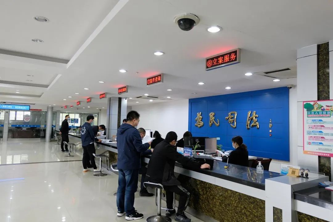 应对有措——天长法院解除小区封闭式管理首个工作日立案大厅见闻