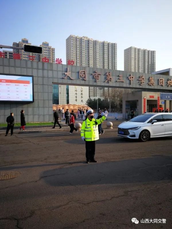 3月25日,一大队出动6名警力2辆警车,护送大同五中高三学生返校.