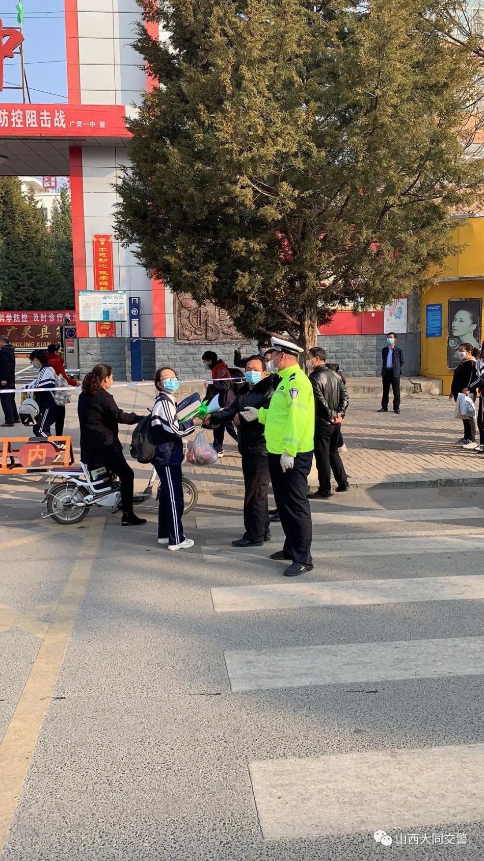 天镇交警对途经天镇县一中,三中,实验中学三所校园的易堵路段进行了