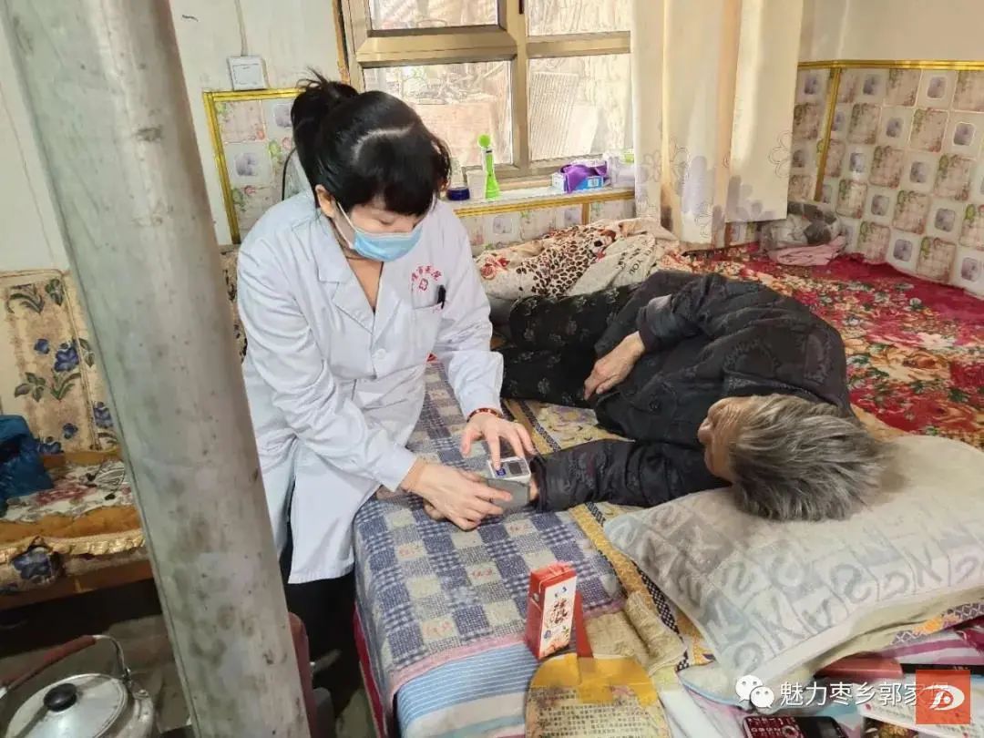 敦煌市郭家堡镇:开展健康扶贫“送医上门”服务 为群众健康暖心护航