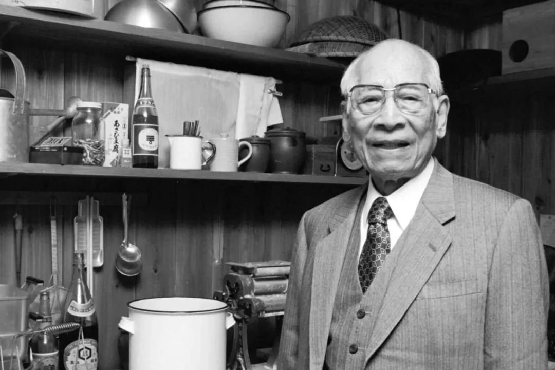 这个男人叫安藤百福,江湖人称"方便面之父".