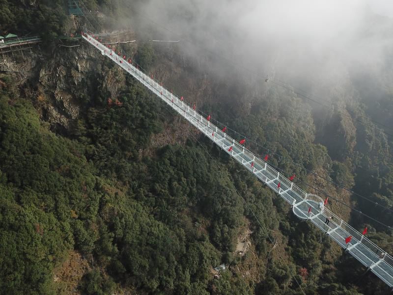 梁皇玻璃栈道d2:上午梁皇山景区——→午饭(里外辽土鸡宴或者梁皇山