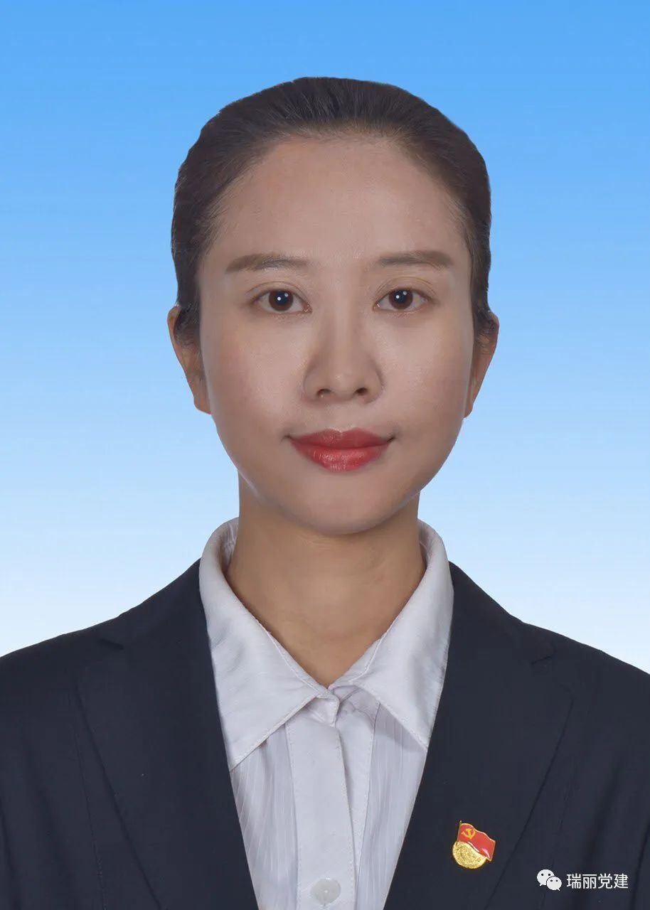 金凤鹂,女,傣族,1990年9月生,大学学历,中共党员,2013年9月参加工作.