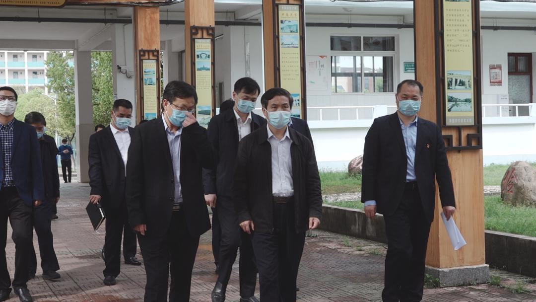 钟益民调研教育返校复学准备工作