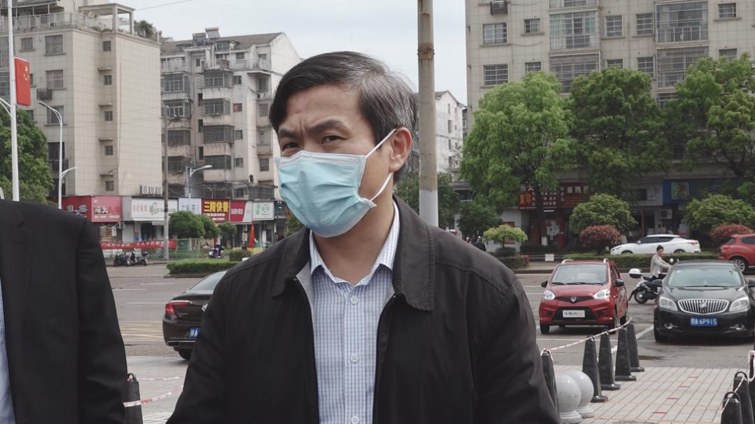 调研中,钟益民先后来到县第二初级中学,进贤一中,实地查看学校体温