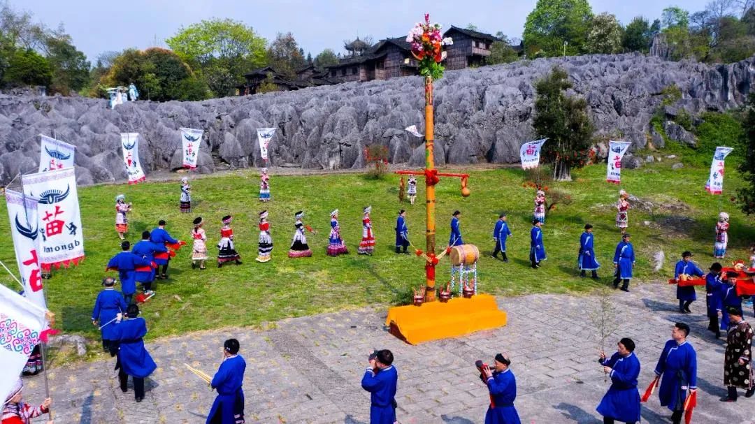 四川興文雲上苗族花山節活動現場巧手女為大家展示玉屏豬兒粑