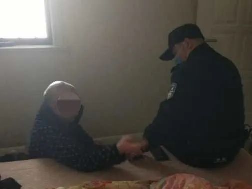 男子徘徊数小时跳楼身亡 路人曾起哄_民警身亡_民警上演生死时速