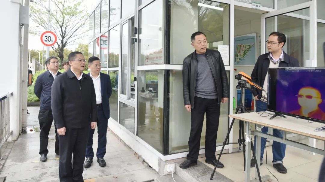 区领导检查学校疫情防控工作