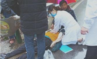 感动！接诊途中偶遇车祸 医护人员雨中跪地救人
