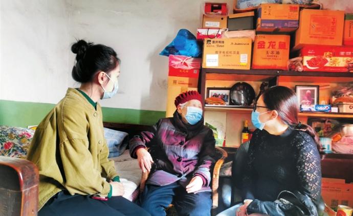重庆一社区有一支特殊“儿女” 老人身边的贴心“保姆”