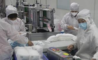 杭州江干助力抗疫复工复产 口罩厂加班生产供不应求