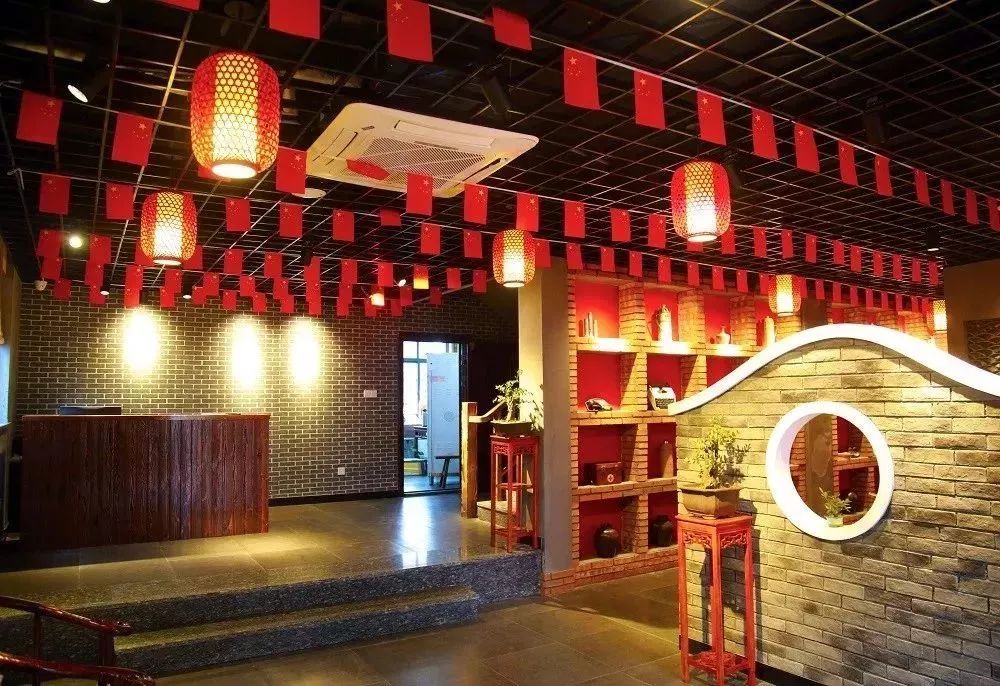 红色主题餐厅红色主题民宿看完美景接下来咱们来大饱口福↓↓↓饕餮