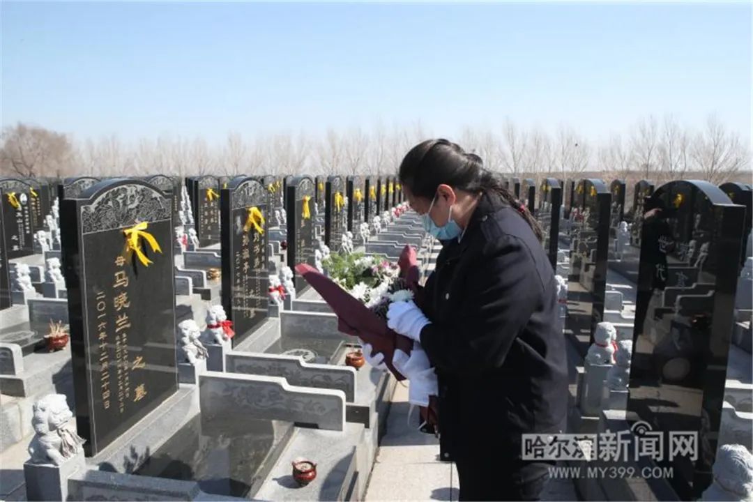 鲜花寄哀思文明过清明哈市市属殡葬服务机构举行首个集体共祭活动