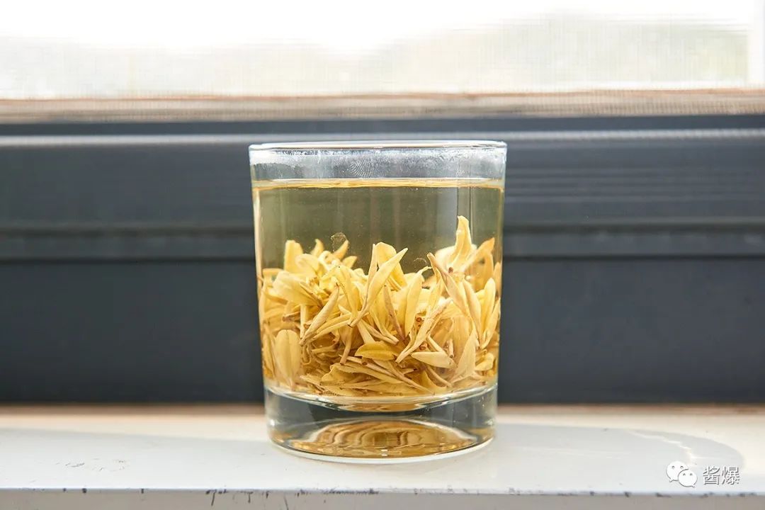 由茶树黄化品种茶叶炒制的就是金苞,白化品种茶叶炒制的就是钻苞,而像