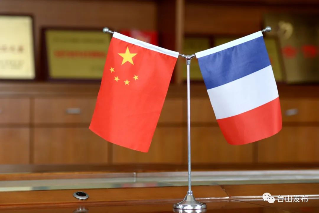 台山核电法方员工还特意给台山市第二人民医院带来了中法两国国旗摆件