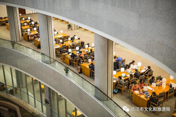 区蛇山南麓是我国最早建立的省级公共图书馆湖北省图书馆由晚清湖广