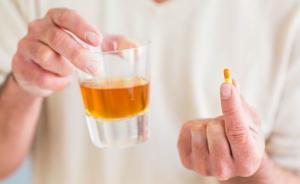 除了要命的雙硫侖樣反應(yīng)，還有哪些藥不能和酒同服？