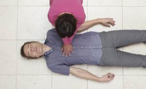 辟谣｜晕倒后如何急救，掐人中泼冷水不靠谱？