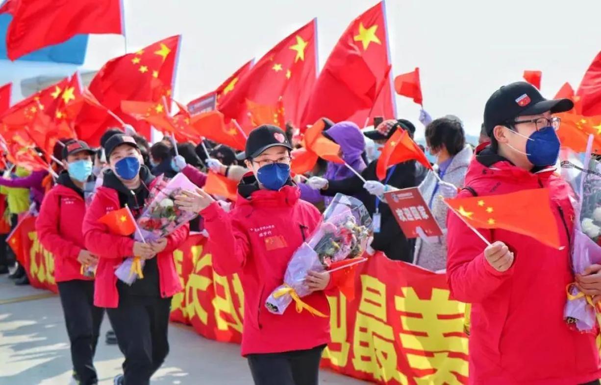 我省支援湖北第五批返吉人员凯旋长白山公安迎接英雄回家