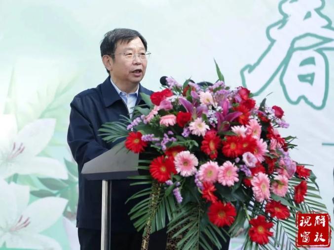 解放区委书记吴军在启动仪式上致辞,区委副书记,区长赵海燕主持仪式.