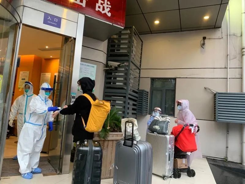 集中留验点负责人邹政告诉记者,每天24小时不间断,宝山区需要居家隔离