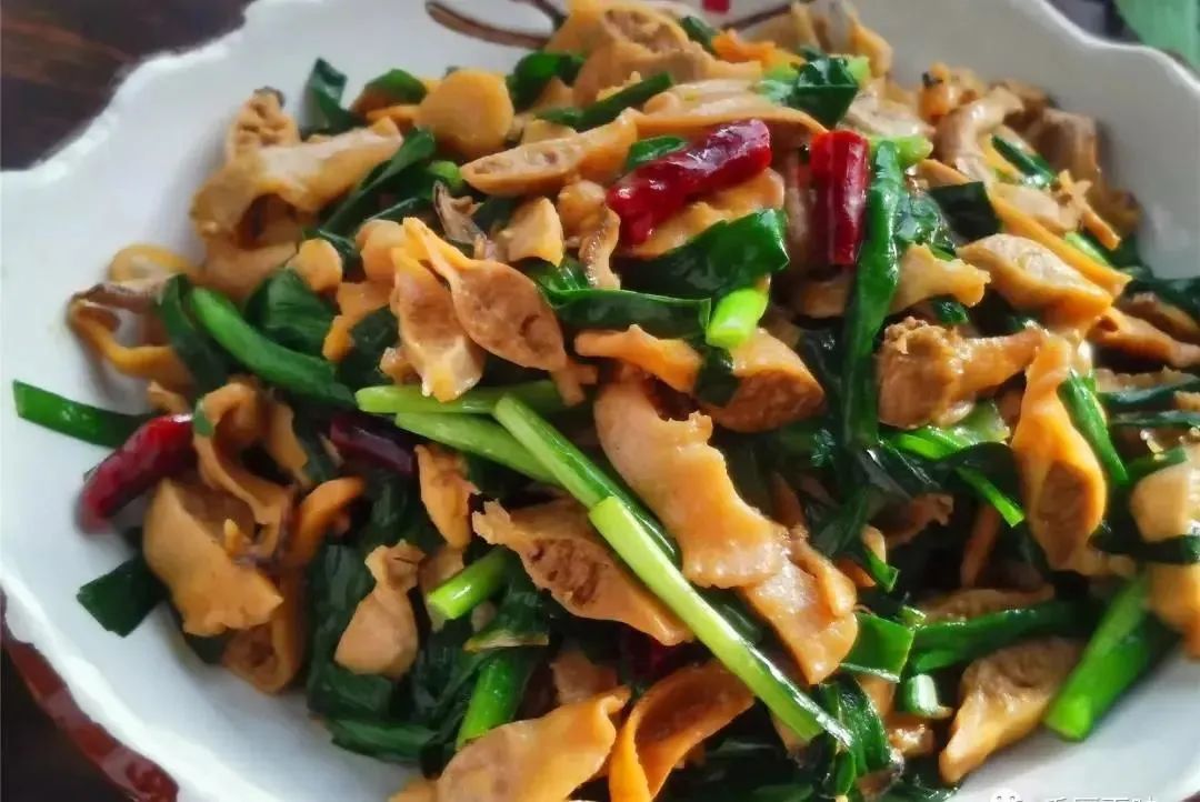 热炒,还是制作成馅,它都会和所有的"搭档"配合默契,其中韭菜炒河蚌