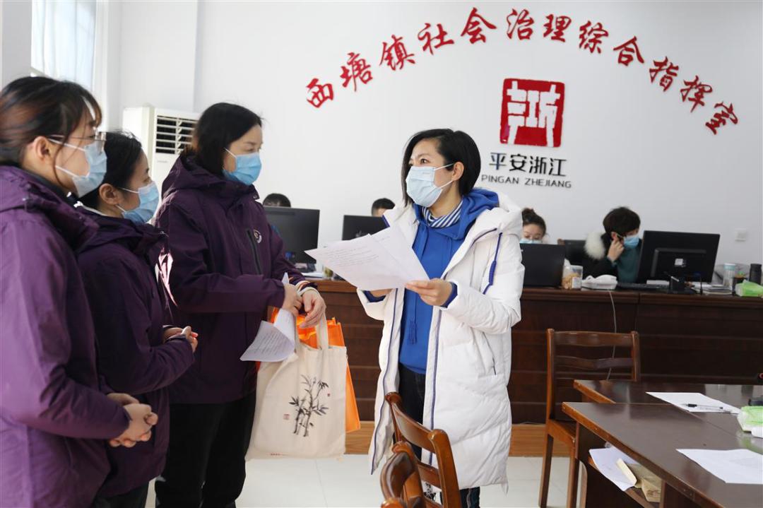 西塘镇党委副书记,镇长马红屏,是西塘镇行政"一姐"