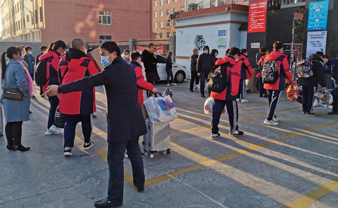 扎鲁特一中高三学生正式开学