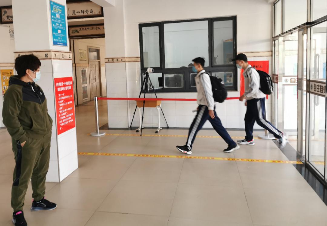 扎鲁特一中高三学生正式开学