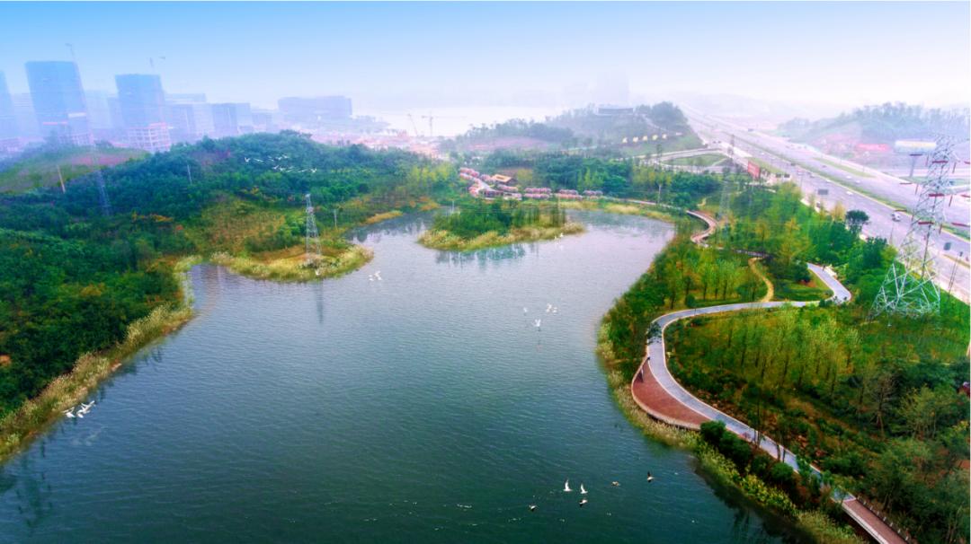 突出生态绿隔区的原生态乡土地域景观特色,遵循海绵城市建设理念,结合