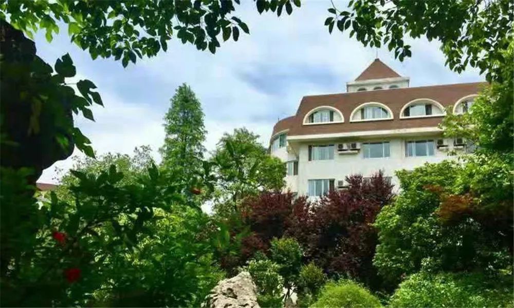 金牛山庄园座落在风景秀丽的海盐南北湖风景区内,一年四季空气纯净