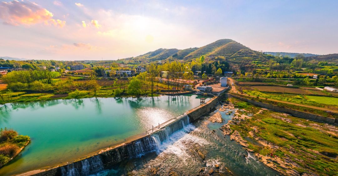 古堰湾位于崇阳县白霓镇油市村白石港中段,以曲径通幽的河流,潮声依旧