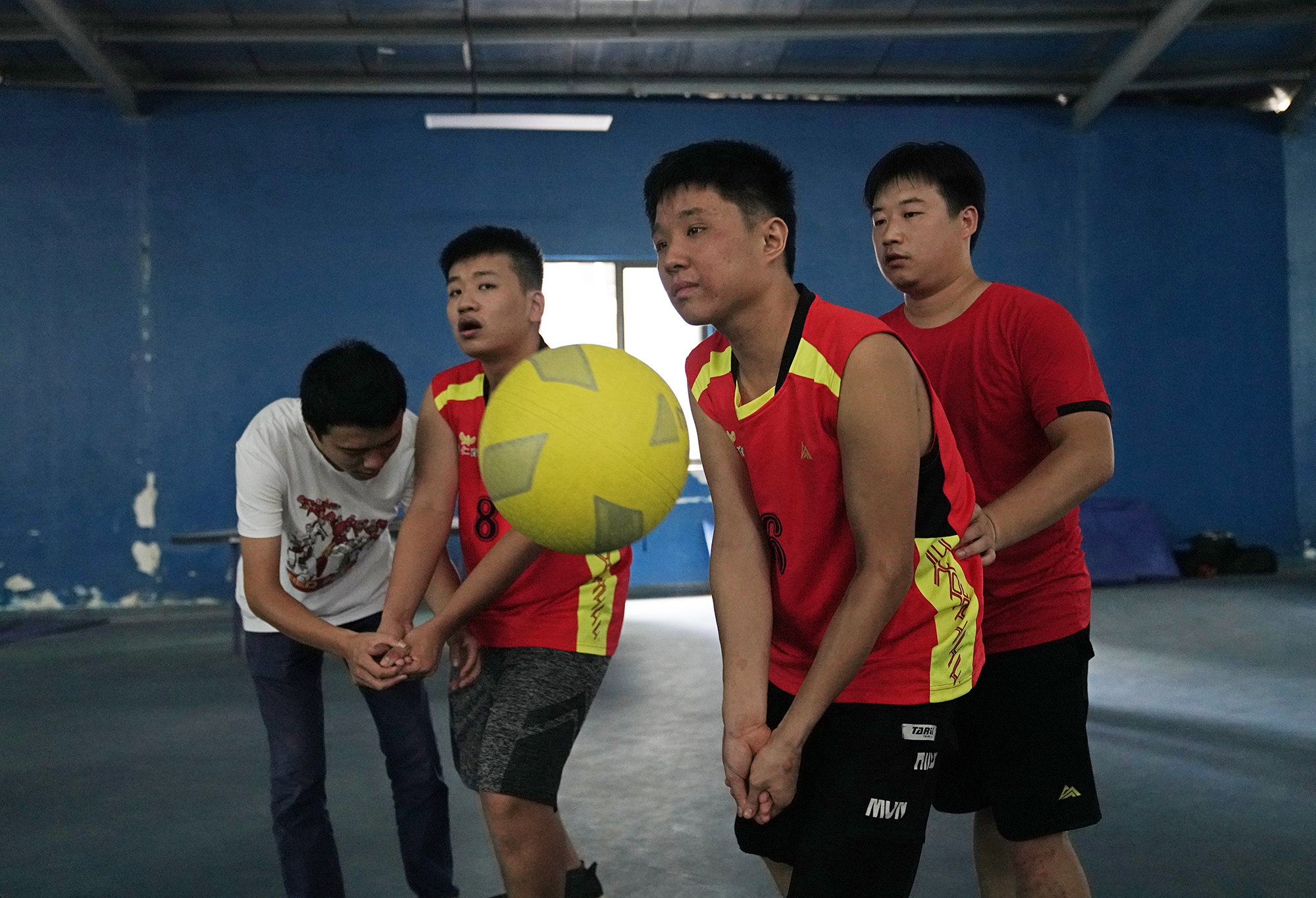 她为自闭症儿子建学校办排球队还想举办中日自闭症排球赛