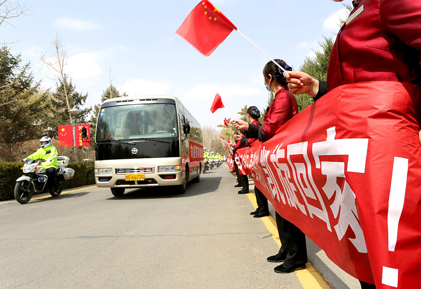 甘肃张掖首批13名医护人员凯旋归来市民欢迎