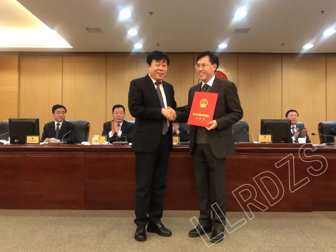 郝月生为任职人员颁发任命书,任职人员现场向宪法进行了宣誓.