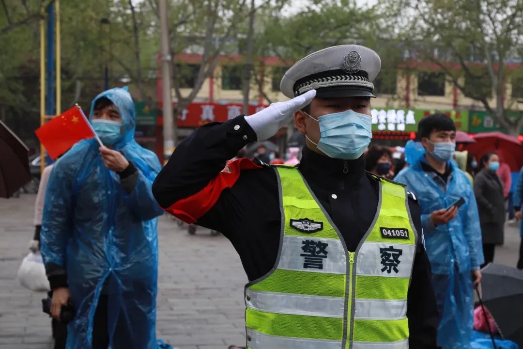 为英雄护航咸阳公安用最高礼仪迎接白衣战士凯旋