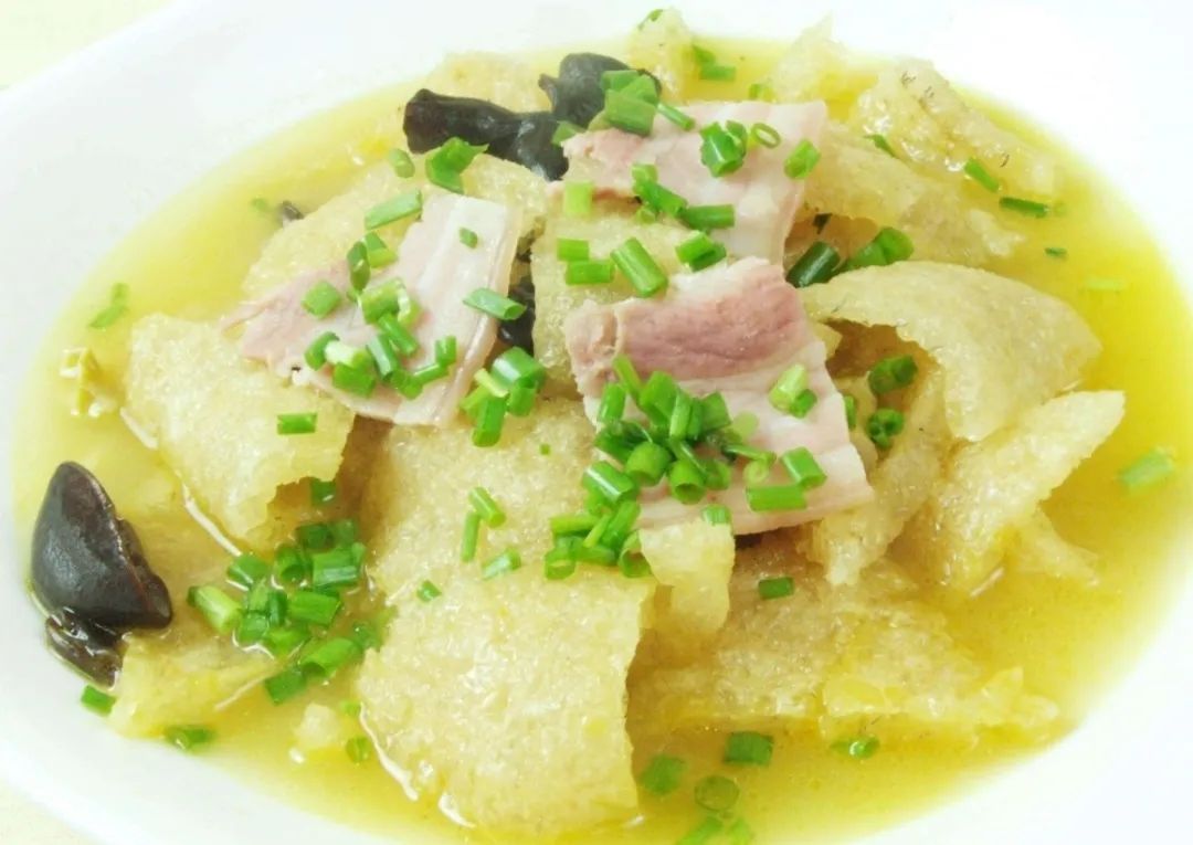 于是,不管是宾馆饭店,还是路边排挡,都以拥有三林塘肉皮为荣,纷纷冠以