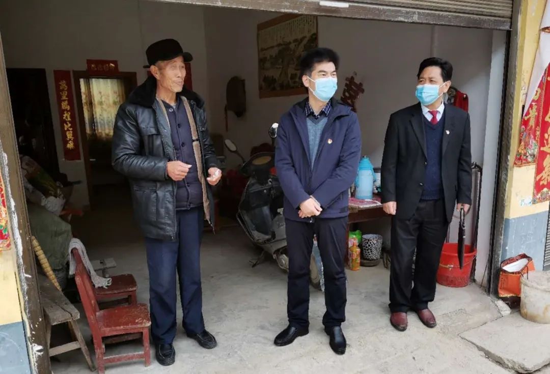 息县法院党组书记王明强到关店乡检查指导脱贫攻坚和疫情防控工作