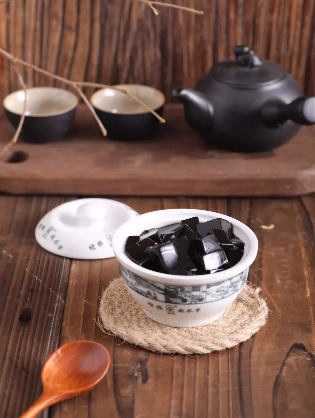 始终以传承传统古方中草药材的龟苓膏为核心 研发出新品龟苓爽奶茶