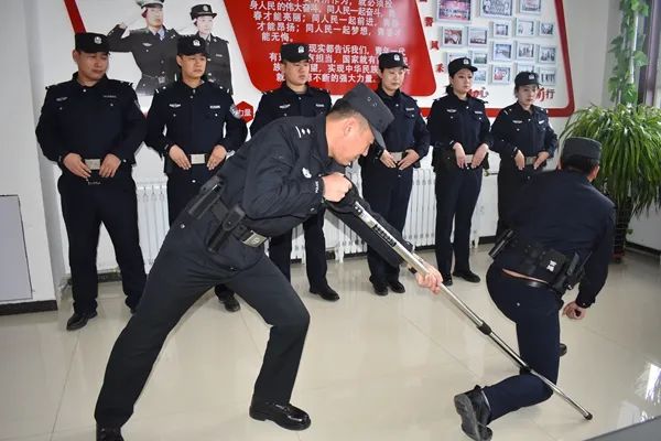 以四个铁一般标准铸造全能型警队