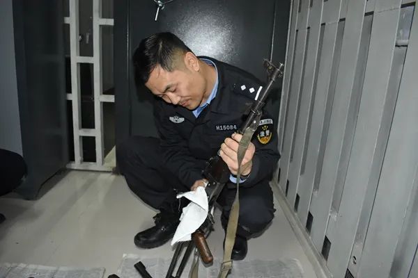 以四个铁一般标准铸造全能型警队